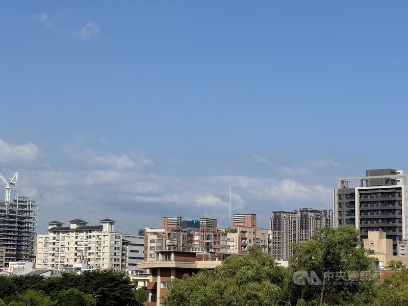 新竹縣竹北市日前一度飄散塑膠燃燒異味，環保局29日表示，目前研判異味來源可能是有未列管工廠不當使用有機溶劑造成，將持續稽查，釐清異味來源。中央社記者郭宣彣攝  114年8月29日