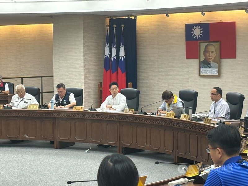 台北市長蔣萬安(後中)29日主持道路交通安全會報,聽取公共運輸處報告人工智慧(AI)公車站長「阿明」試辦結果。中央社記者陳昱婷攝 114年8月29日