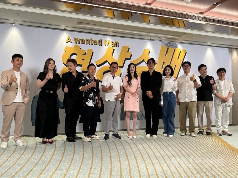 台韓合製電影「懸賞令」台中市取景,參與演出的韓國演員申鉉濬(右5)、金炳萬(左4)、裴優熙(右6)與台灣演員29日出席開拍記者會。中央社記者趙麗妍攝 114年8月29日