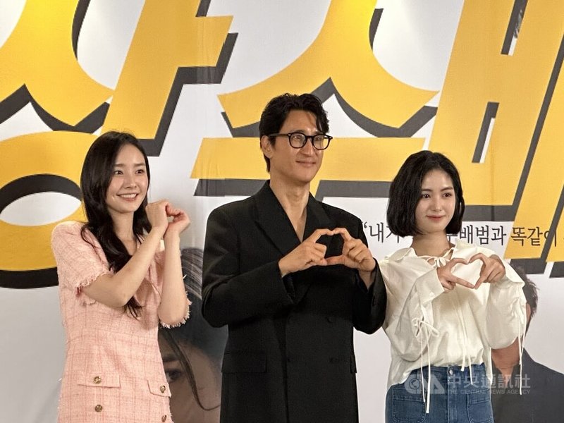 台韓合製電影「懸賞令」在台中市取景,參與演出的韓國演員申鉉濬(中)多年前演出韓劇「天國的階梯」,他29日受訪時笑說,粉絲都已是當媽媽的世代。左為韓國女星裴優熙。中央社記者趙麗妍攝 114年8月29日