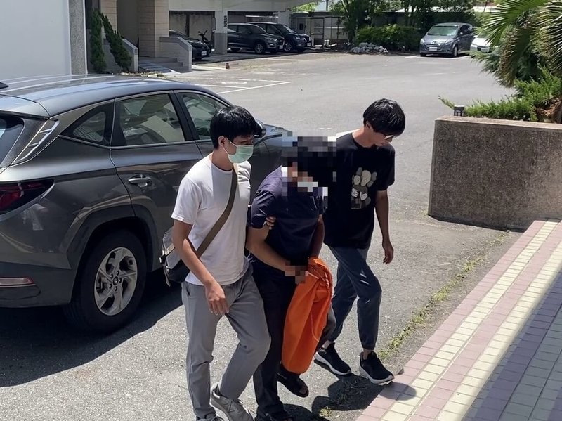 通緝犯余姓男子藏匿高雄市燕巢區貨櫃屋販賣槍毒,台南市警局27在當地加油站將他逮捕送辦,橋頭地檢署聲押獲准。(台南市警局提供)中央社記者張榮祥台南傳真 114年8月29日