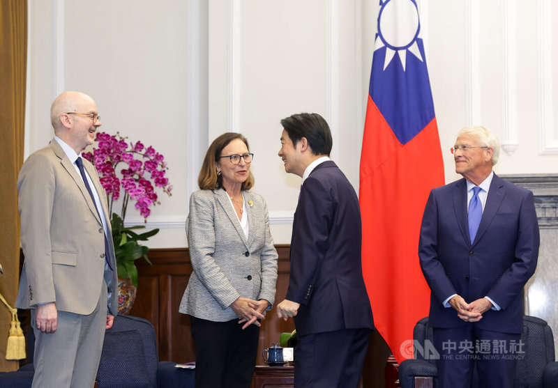 美國聯邦參議院軍事委員會共和黨籍主席韋克爾(Roger Wicker)(右)及共和黨參議員費雪(Deb Fischer)(左2)29日抵台訪問,下午前往總統府與總統賴清德(右2)會晤,美國在台協會(AIT)處長谷立言(Raymond Greene)(左)陪同。中央社記者裴禛攝 114年8月29日