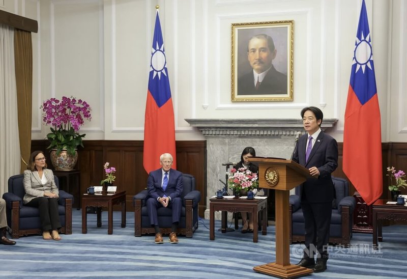 總統賴清德（右）29日在總統府接見美國聯邦參議院軍事委員會共和黨籍主席韋克爾（Roger Wicker）（左2）及共和黨參議員費雪（Deb Fischer）（左），賴總統表示，這是韋克爾首次以美國聯邦參議院軍委會主席的身分來訪，意義非凡。中央社記者裴禛攝　114年8月29日