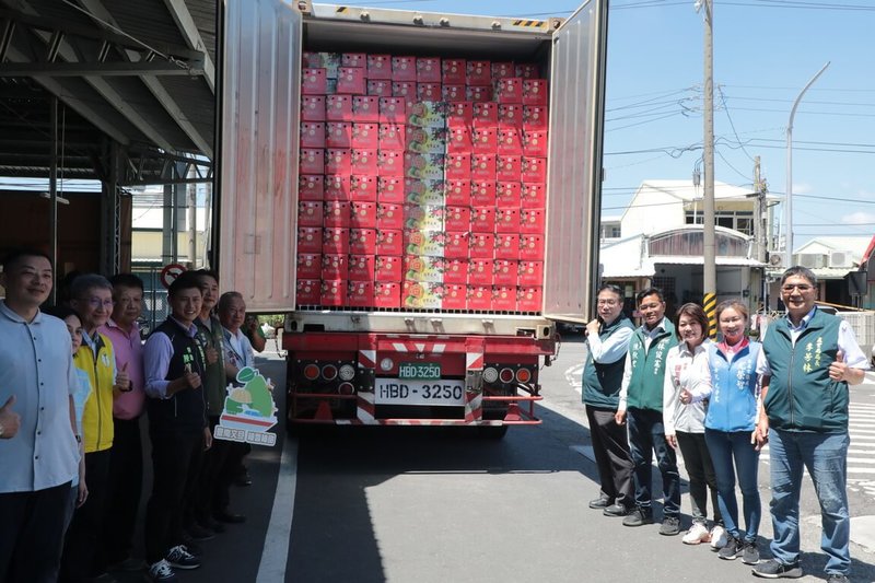 台南18公噸麻豆文旦29日在麻豆果菜市場封櫃,準備運往加拿大,台南市長黃偉哲(右5)到場見證封櫃儀式,肯定麻豆文旦持續打入海外市場,建立良好口碑。(台南市政府提供)中央社記者張榮祥台南傳真 114年8月29日