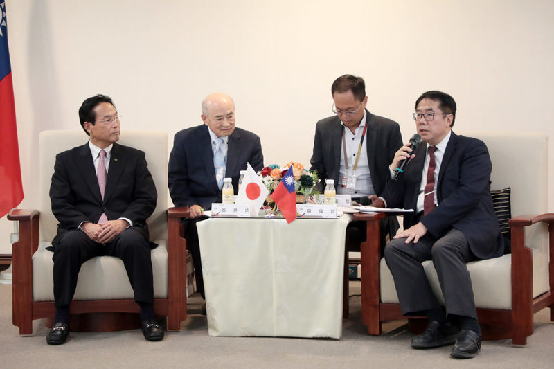 日本群馬縣安中市長岩井均(左)29日到台南市政府拜會台南市長黃偉哲(右),雙方深入討論觀光、體育、教育等議題。(台南市政府提供)中央社記者張榮祥台南傳真 114年8月29日