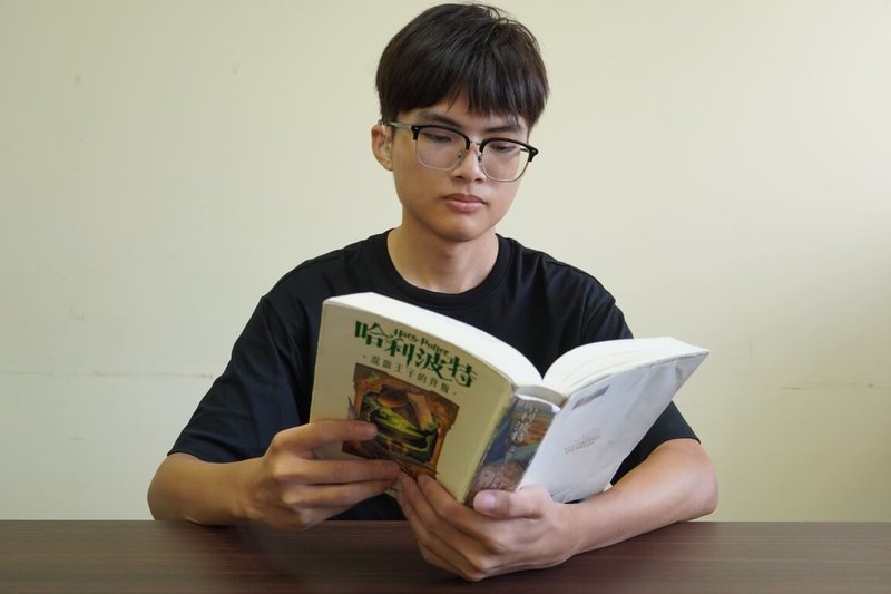 台灣科技大學29日舉辦新生入學指導活動,其中機械系新生林冠佑(圖)為重度聽障,靠助聽器、讀唇語和不斷發問努力克服操作機械的一道道難關,而他最喜歡的課外讀物則是「哈利波特:混血王子的背叛」。(台科大提供)中央社記者陳至中傳真 114年8月29日