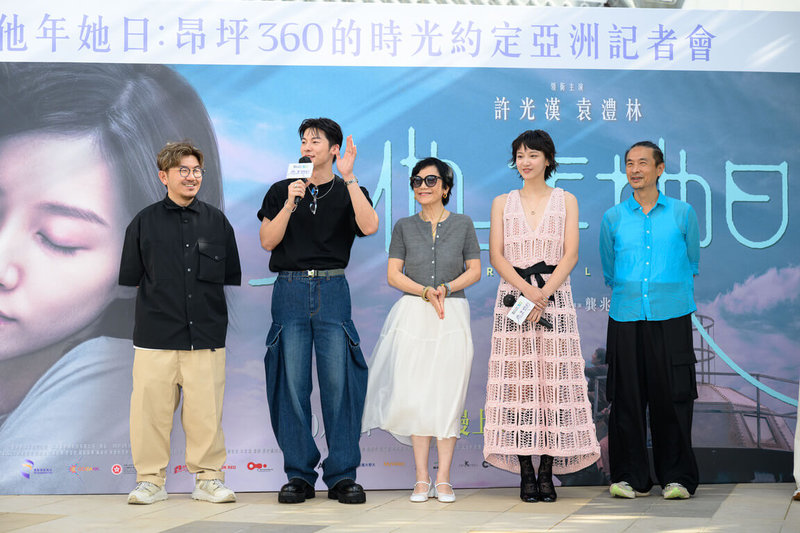 電影「他年她日」29日在香港昂坪市集舉辦記者會,導演龔兆平(左起)、男主角許光漢、監製張艾嘉、女主角袁澧林與藝術總監文念中合體出席,與粉絲相見歡。(甲上娛樂提供)中央社記者王心妤傳真 114年8月29日