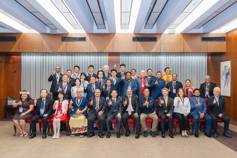 外交部29日舉行歡送酒會,感謝各國代表團來台參加「亞洲太平洋國會議員聯合會」(APPU)第87屆理事會暨第53屆年會,外交部常務次長葛葆萱(前排左6)與各國代表合影。(外交部提供)中央社記者吳書緯傳真 114年8月29日