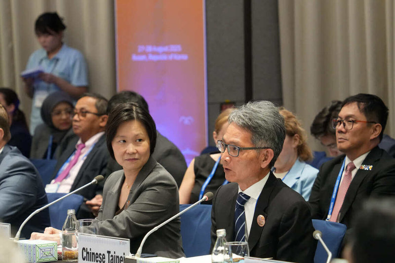 經濟部次長賴建信(前排右一)在亞太經濟合作會議(APEC)第15屆能源部長會議中,分享台灣再生能源發展成果、提升電網韌性策略以及人工智慧於能源部門應用實例。(能源署提供)中央社記者曾智怡傳真 114年8月29日