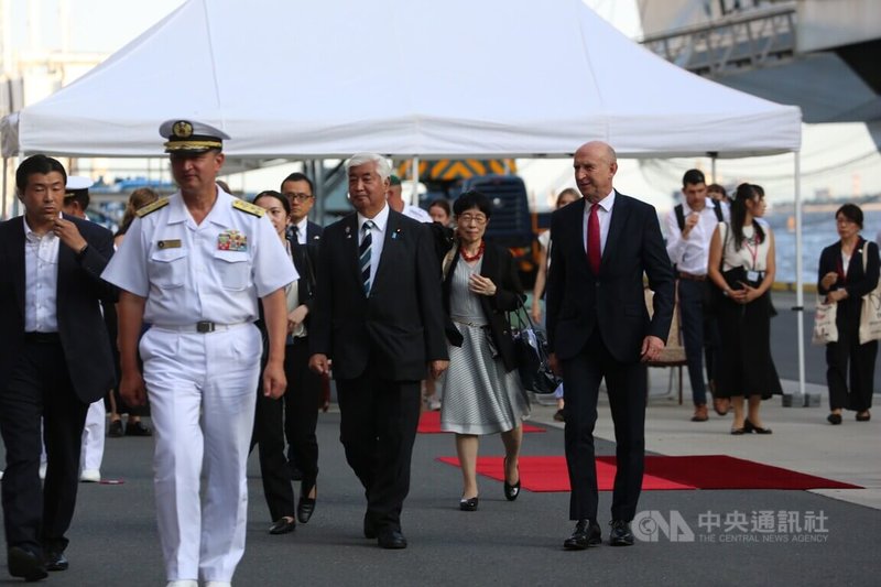 日本防衛大臣中谷元（中，穿黑西裝）28日與來訪的英國國防大臣希利（John Healey，右1，穿黑西裝）在東京舉行會談並公布聯合聲明，兩人重申台灣海峽和平穩定的重要性。記者會後，兩人來到東京港，出席歡迎英國史上最大型航空母艦「威爾斯親王號」儀式。中央社記者楊明珠東京攝　114年8月28日