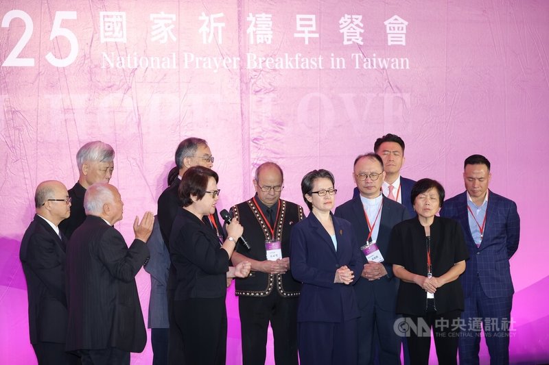 2025國家祈禱早餐會29日上午在台北喜來登大飯店舉辦,副總統蕭美琴(前右2)出席,由牧師們幫蕭副總統禱告。中央社記者翁睿坤攝 114年8月29日