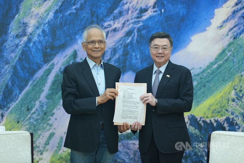 行政院長卓榮泰(右)29 日在行政院,接見仰山文教基金會創辦人游錫堃(左)一行人,接下「有機農業政策精進陳情書」,聽取他們對有機農業政策建言。中央社記者徐肇昌攝 114年8月29日