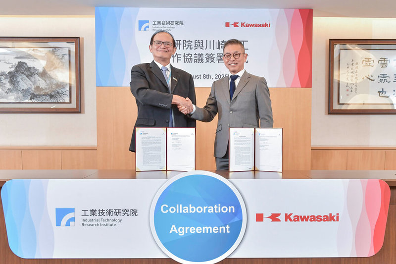 工研院副院長胡竹生(左)代表與日本川崎重工簽署合作協議,雙方將在機器人、無人機及綠色永續技術等領域合作。(圖由工研院提供)中央社記者張建中傳真 114年8月28日