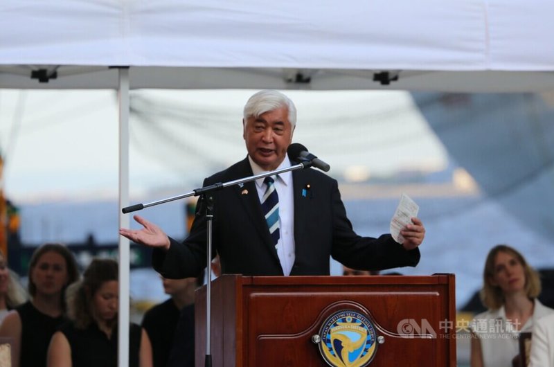 日本防衛大臣中谷元28日出席英國航艦「威爾斯親王號」泊靠東京港儀式。他致詞時強調,「威爾斯親王號」的到來,不僅對日本的安全保障,對日本與英國、挪威的安全保障和防衛合作將更進一步發展,是對地區穩定發出一大訊息,深具意義。中央社記者楊明珠東京攝 114年8月29日