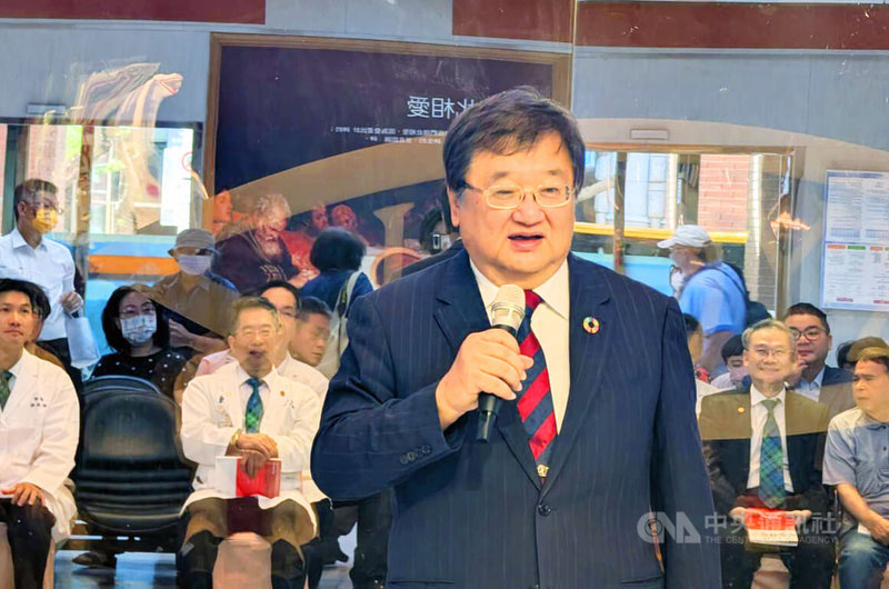 衛生福利部長邱泰源29日出席馬偕醫院「你的心,分秒必爭:心臟科醫師教你的事」新書發表會,並在會前接受媒體聯訪,談及自己未來去向。中央社記者曾以寧攝 114年8月29日