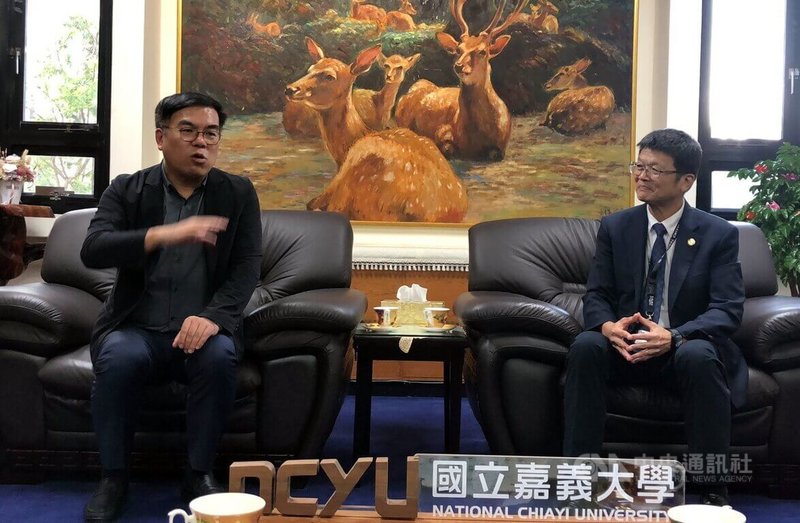 嘉義地區至今仍有風災受損光電板尚未清除完畢,環境部長彭啓明(左)29日表示,嘉義環保局已同意業者展延清運至9月5日,但屆時如未清除,將再開罰業者新台幣600萬元,後續由政府接手清運,將對業者全面代位求償。中央社記者黃國芳攝 114年8月29日