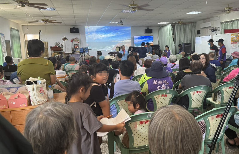 「澎湖望安南方群島海洋聚落藝文扎根活動」29日在望安花宅舉行,吸引滿場藝文人士與大小朋友共襄盛舉。(澎湖旅遊解說協會提供)中央社 114年8月29日