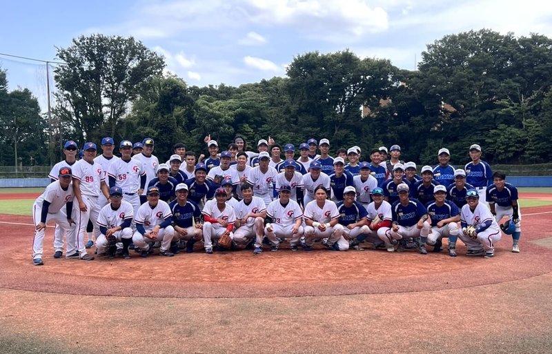 亞洲棒球錦標賽台灣培訓隊赴日本移地訓練,安排7場交流賽、戰績6勝1敗。圖為28日與東京大學交流賽合照畫面。(中華民國棒球協會提供)中央社記者謝靜雯傳真 114年8月29日