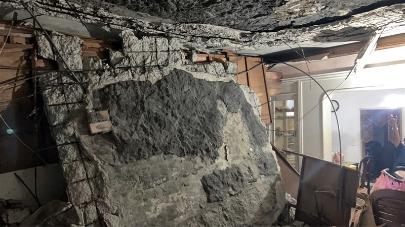 基隆市七堵區一棟5層樓公寓的3樓民宅客廳,28日突然發生水泥天花板整片崩落事件,所幸無人受傷。(基隆市消防局提供)