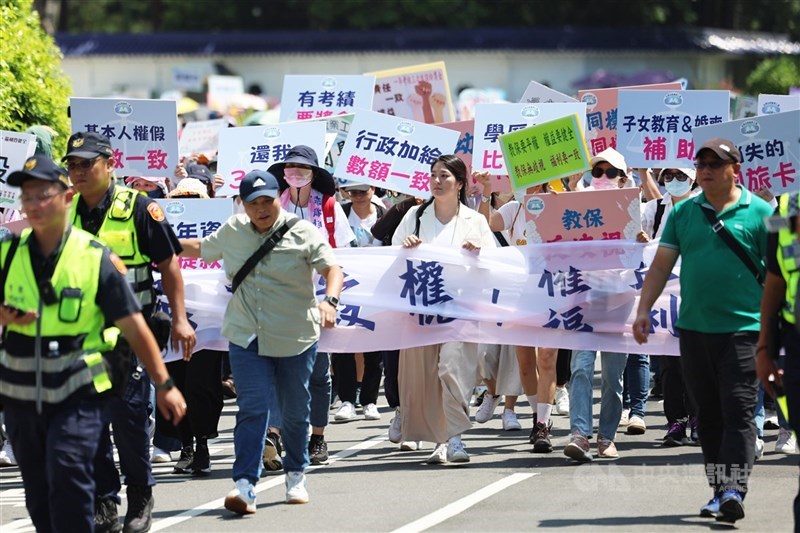 圖為公幼教保員表達訴求。（中央社檔案照片）