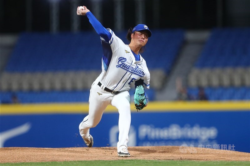 中職富邦悍將日籍投手鈴木駿輔(圖)27日一軍登板,6局優質先發吞敗,自評有把好的東西展現出來。(中央社檔案照片)