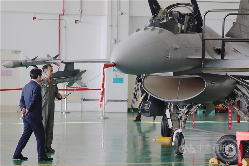 圖為F-16V戰機搭載「狙擊手先進標定莢艙」。(中央社檔案照片)