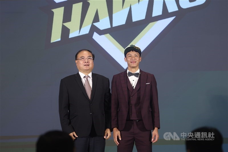 中職台鋼雄鷹今年選秀球員全數簽約完成,第2輪野手朱盟(右)簽約金新台幣480萬元。(中央社檔案照片)