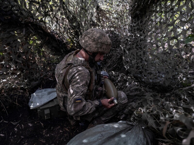 圖為烏克蘭頓內茨克州1名士兵準備迫擊砲彈。(Press Service of the 93rd Kholodnyi Yar Separate Mechanized Brigade of the Ukrainian Armed Forces/Handout via 路透社)