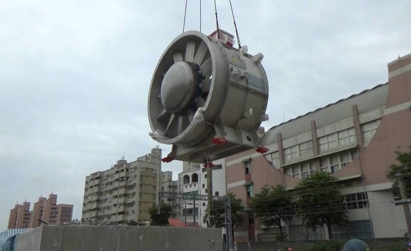 台南鐵路地下化工程隧道通風系統核心設備－隧道風機，27日開始吊運安裝，朝115年底通車目標邁進。（鐵道局提供）中央社記者張榮祥台南傳真 114年8月29日