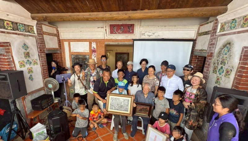 「澎湖望安南方群島海洋聚落藝文扎根活動」29日在望安花宅舉行,藝術家陳景容(前中右灰衣者)等藝文界人士齊聚共襄盛舉,與大小朋友開心合影留念。(澎湖旅遊解說協會提供)中央社 114年8月29日