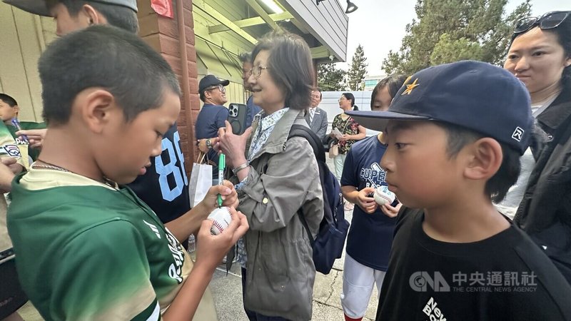 東園國小少棒隊小將替美國亞裔小朋友們簽名。中央社記者張欣瑜舊金山攝 114年8月29日