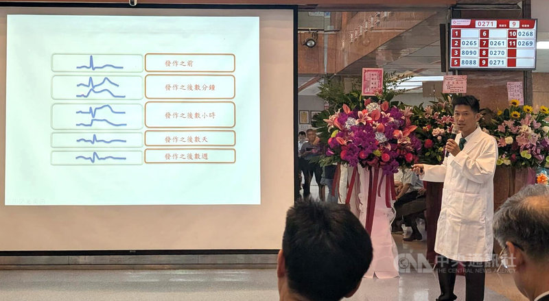 「你的心,分秒必爭:心臟科醫師教你的事」新書發表記者會29日在馬偕醫院舉行,作者之一的心臟血管中心主任蔡瑞鵬(右)會中分享,心肌梗塞發生時,常是「醫護比家屬還急」,寫這本書就是想縮短醫病間理解的距離。中央社記者曾以寧攝 114年8月29日