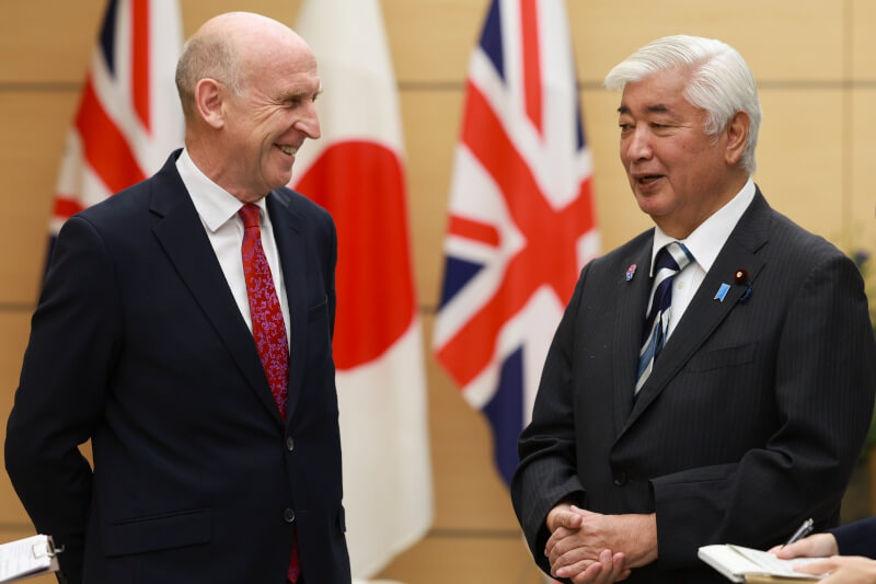 日本防衛大臣中谷元(右)28日與英國國防大臣希利(左)在日本防衛省舉行會談。(圖取自x.com/DefenceHQ)