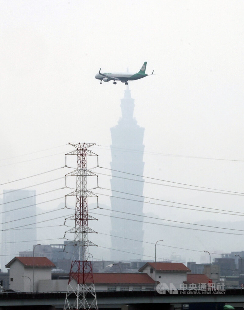 圖為台北市區一處高壓電塔。(中央社檔案照片)