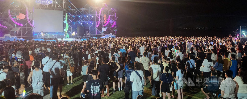 「2025澎湖追風音樂燈光節」共有6場演唱會,29日晚間迎來開幕場,馬公觀音亭園區湧入大批人潮。中央社 114年8月29日