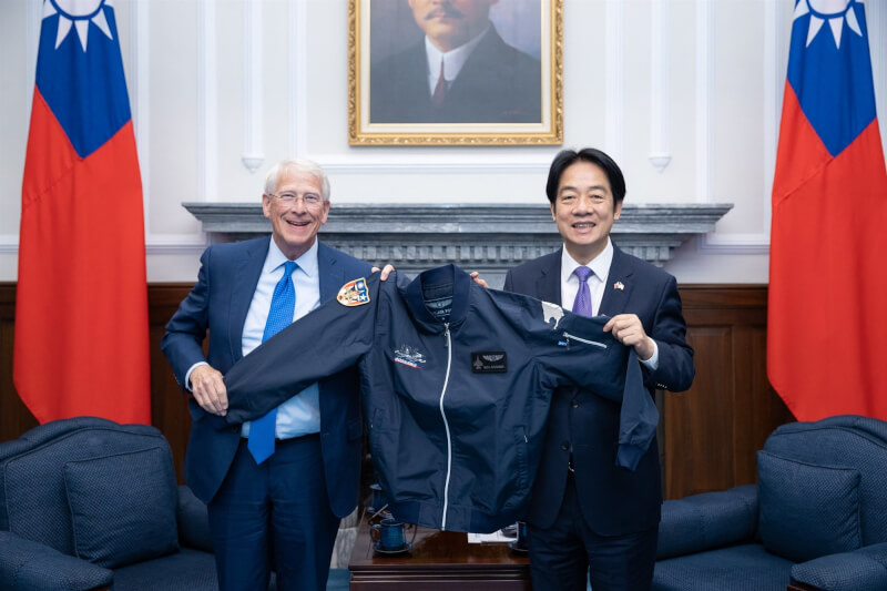 總統賴清德（右）29日接見美國聯邦參議院軍事委員會主席韋克爾（左），賴總統特別挑選包括空軍F-16戰機飛行夾克等禮品致贈訪賓。（總統府提供）