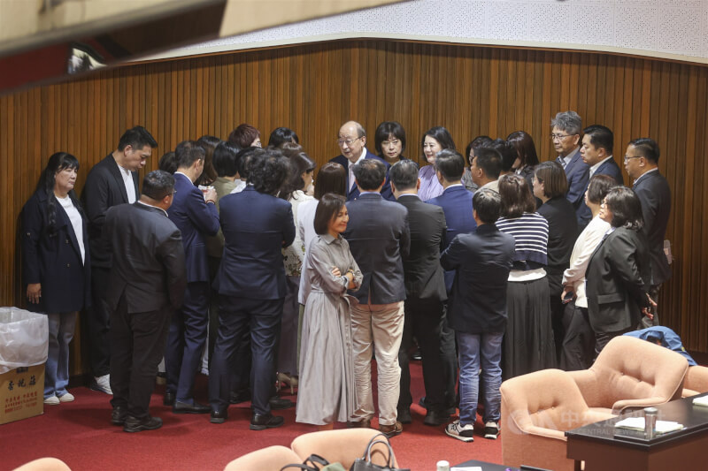 民進黨立院黨團29日在立法院議場後方召開黨團會議,黨團總召柯建銘(後中)主持。中央社記者鄭清元攝 114年8月29日