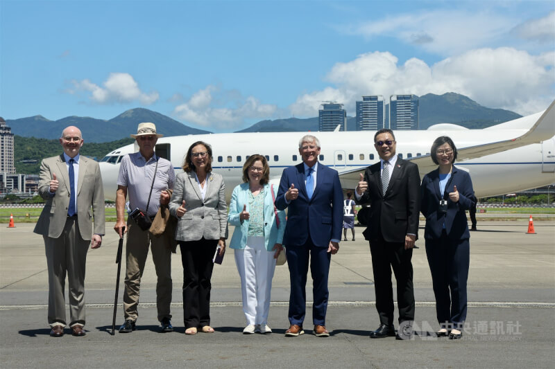 美國參議院軍事委員會主席韋克爾(右3)及共和黨參議員費雪(左3)28日抵台訪問。中央社記者張皓安攝 114年8月29日