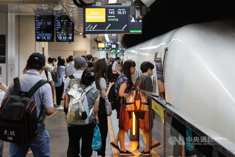 圖為高鐵台北站搭車民眾。(中央社檔案照片)