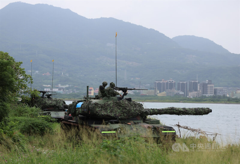 今年國軍「漢光41號」演習實兵操演,為防範共軍突入淡水河道侵犯中樞,陸軍關渡地區指揮部CM11戰車進駐淡江大橋旁灘岸。(中央社檔案照片)