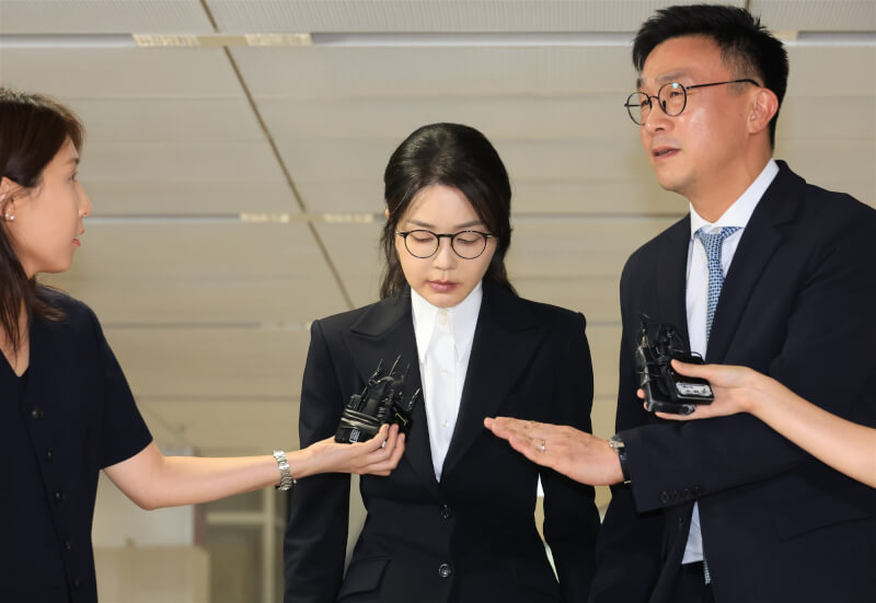 韓國前第一夫人金建希(中)6日遭檢察官約談後返家。(韓聯社)