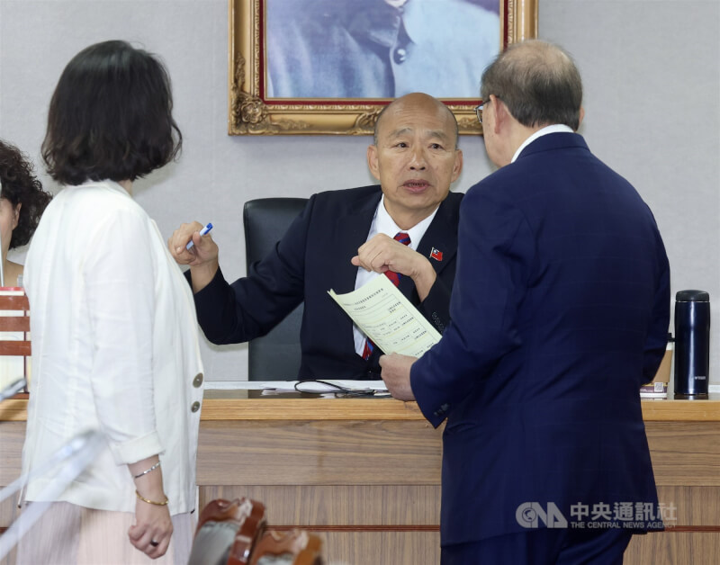 立法院長韓國瑜(中)28日在立法院召集黨團協商,研商災後復原重建特別預算案、114年度中央政府總預算追加預算案,民進黨立法院黨團總召柯建銘(右)出席,與韓國瑜交談後回座。中央社記者張皓安攝 114年8月28日