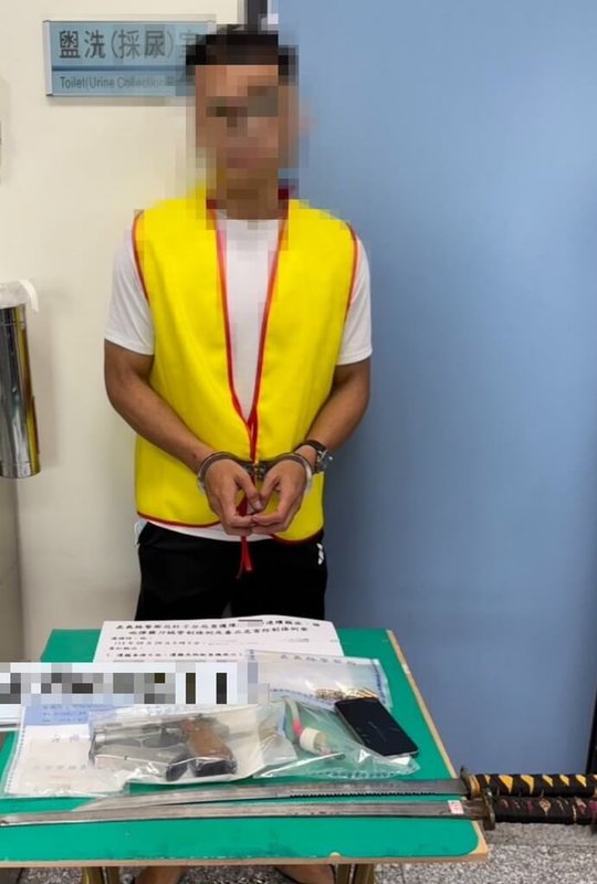嘉縣警局朴子分局28日凌晨破獲轄內娃娃機連續竊案,涉案陳姓男子駕贓車欲離開旅館時被逮捕,起獲手槍、子彈、武士刀及遭竊娃娃機商品等贓證物。(警方提供)中央社記者蔡智明傳真 114年8月29日