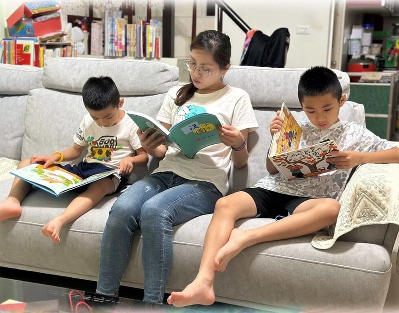 教育部29日發布新聞稿，持續推動「國民中小學新生閱讀推廣計畫」，贈送小一新生及國一新生人手一本適齡圖書，圖為苗栗縣六合國小招募「愛閱家庭」在家建立書香環境。（教育部提供）中央社記者陳至中台北傳真　114年8月29日