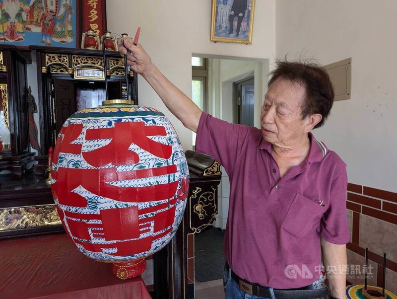金門當地傳統嫁娶習俗,新郎需要準備「子婿燈」,又名「新郎燈」,古崗匠師董天補自學製燈技術,其子董騰祥(圖)接續傳承。圖為董騰祥說明新郎燈上燈號、圖案意涵。中央社記者吳玟嶸攝 114年8月30日