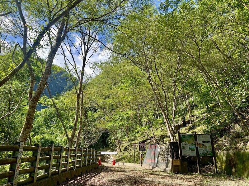 颱風楊柳重創台東,多條步道和古道受損,林保署台東分署加快搶修,麻荖漏等5條步道恢復開放;浸水營古道東段持續封閉。圖為麻荖漏步道入口。(林保署台東分署提供)中央社記者盧太城台東傳真 114年8月30日