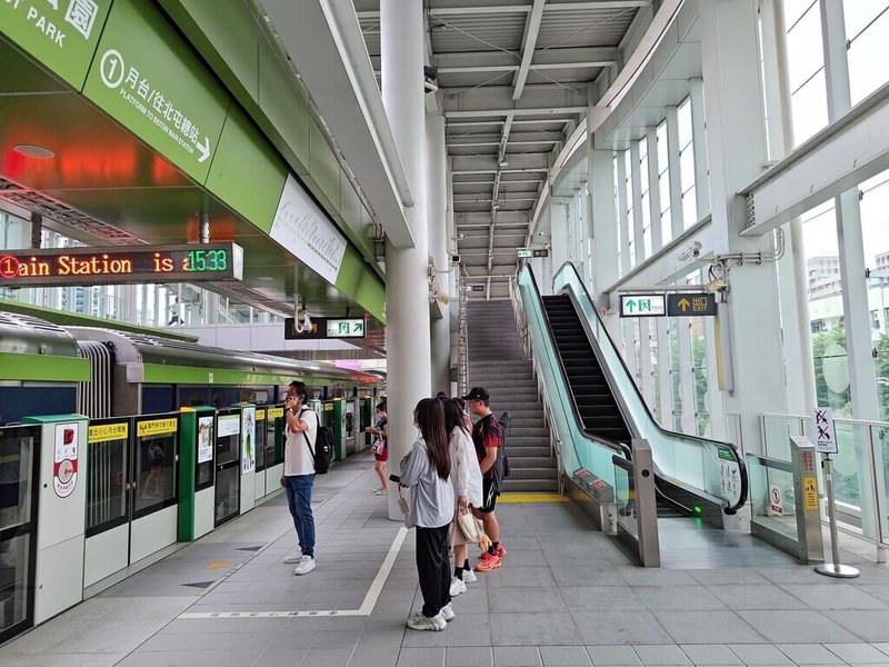 台中捷運綠線車站採取「輕、簡、透」設計，公共區域為開放式空間，但豪大雨及強風易造成雨水潑灑至高架車站站體內。台中捷運綠線提出改善方案，各車站月台上方設備帶均擴大遮蓋範圍。（中捷公司提供）中央社記者趙麗妍傳真 114年8月30日