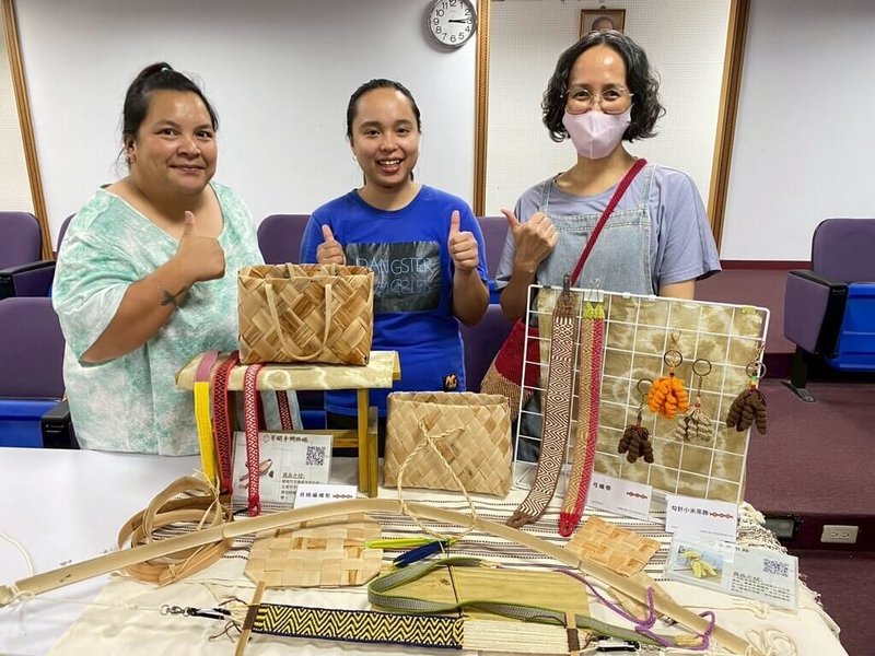 台中市和平區公所日前舉辦「原住民傳統作物伴手禮輔導遴選活動」,保證責任台中市原民見學勞動合作社展出「月桃編織包」、「弓織帶」及「鉤針小米吊飾」等作品,展現泰雅族精緻手工藝與文化傳承。(民眾提供)中央社記者趙麗妍傳真 114年8月30日