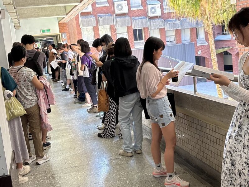 環境部國家環境研究院攜手全國32所大專院校合作推出為期48小時的「環境部淨零綠領人才培育課程」,首場集中測驗30日在全國14個考區同步舉行。(環境部提供)中央社記者吳欣紜傳真 114年8月30日