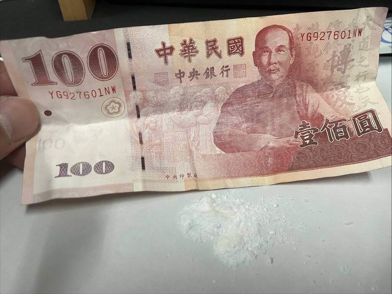 台南市李姓男子29日凌晨在100元紙鈔藏毒,躲進中西區某加油站廁所準備拉K,巡邏警員尾隨而入逮捕送辦。(台南市警察局提供)中央社記者張榮祥台南傳真 114年8月30日